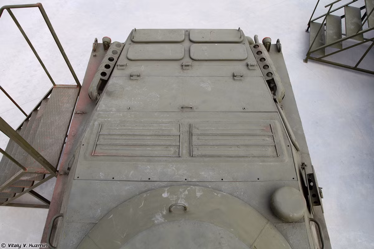 Do là xe bọc thép trinh sát nên BRDM-2 không có nhiều cửa nóc, dù nó vẫn có thể chở thêm bộ binh.