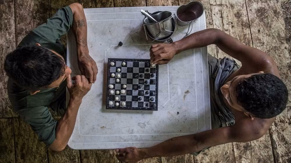 Hai thành viên khác của FARC chơi cờ vua.