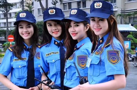 Cách đây không lâu, bức ảnh chụp 4 nữ nhân viên bảo vệ xinh đẹp như hot girl cũng từng khiến cư dân mạng Việt phát cuồng. Nhan sắc của những cô gái làm nhiều công việc thú vị thực sự rất dễ gây chú nhờ vào sức lan toả của mạng xã hội.