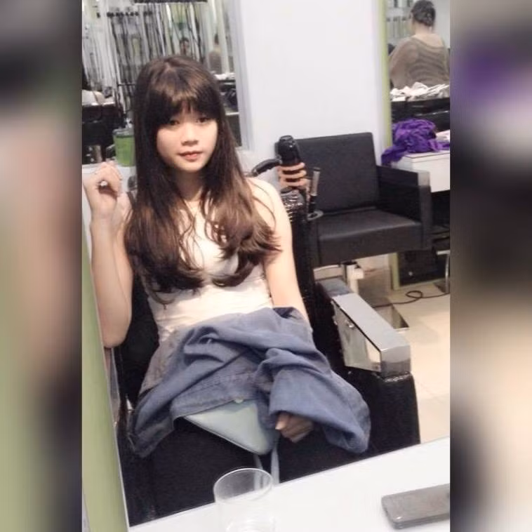 Tuy nhiên, theo giải thích của Thu Hiền thì bức ảnh đang được lan truyền trên mạng chụp lúc cô đang trong giờ nghỉ giải lao, chuẩn bị thay ca, xung quanh cũng rất vắng khách và khi đó cô được thoải mái làm một vài việc riêng của mình.
