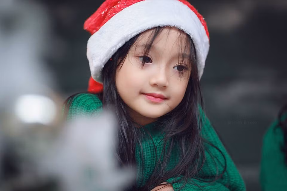 Mới đây, dân mạng Việt thi nhau chia sẻ loạt ảnh về một bé gái xinh như thiên thần trong trang phục đón Giáng sinh. Ngắm nhìn "tiểu thân thần" này, không ít bạn trẻ đã phải hú hét ngay từ cái nhìn đầu tiên bởi đơn giản bé gái quá xinh xắn, có cái nhìn và đôi mắt hớp hồn.