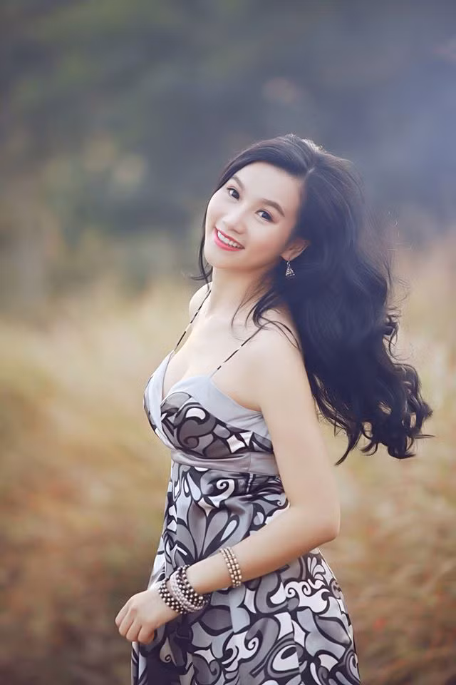 Cô giáo Lương Giang hiện đang công tác tại khoa Quản lý Văn hoá trường Đại học Sư phạm TW. Là một giảng viên nhưng với ngoại hình và khuôn mặt rất "điện ảnh", cô giáo Lương Giang đã đạt không ít danh hiệu trong các cuộc thi sắc đẹp, tham gia làm diễn viên trong nhiều bộ phim truyền hình, điện ảnh.