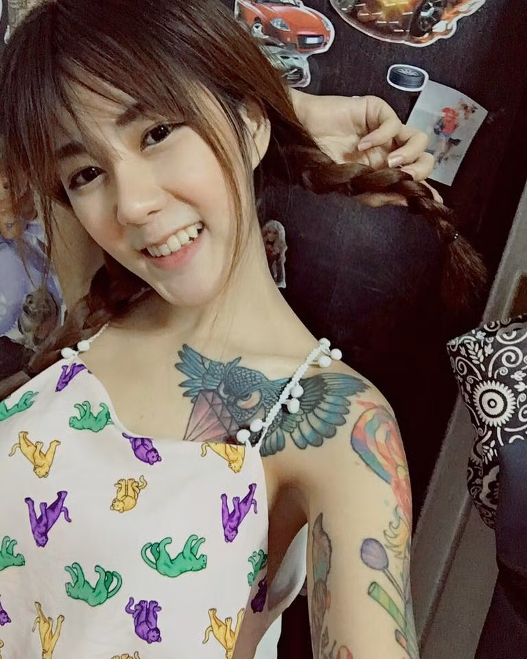 Nổi bật nhất trên cơ thể của Punyaphat Pongsub là hình xăm viên kim cương, vương miện, hoa hồng ở các vị trí như ngực, cánh tay, vai... Các hình xăm cũng được bôi, phủ màu đa dạng, tạo ấn tượng mạnh cho người đối diện ngay từ cái nhìn đầu tiên.