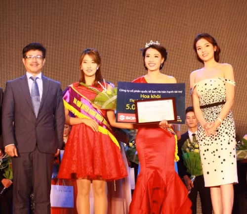Tan Hoa khoi Ngoai thuong cao 1m70 hoc gioi van, me catwalk
