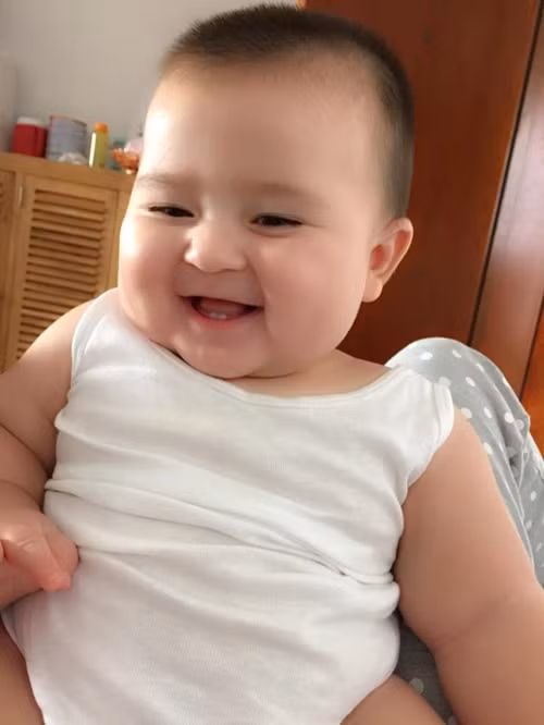 Tên tuổi và thông tin khác của em bé má bánh đúc xinh xắn nhanh chóng được dân mạng tìm ra. Được biết, bé tên Salman được 9 tháng tuổi, tên ở nhà là Bí Bo. Bé đang sống cùng ba mẹ ở Singapore và rất khoẻ mạnh, bụ bẫm. Ảnh của bé được mẹ là chị Lê Nhung, 34 tuổi chia sẻ lên mạng.