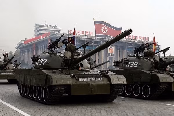 "Nắm đấm thép" của Lục quân Triều Tiên là 3.500 chiếc xe tăng chiến đấu chủ lực, phần lớn là loại T-54 và T-62 của Liên Xô, cũng như các phiên bản Triều Tiên cải tiến từ mẫu hai loại xe tăng chiến đấu chủ lực này.