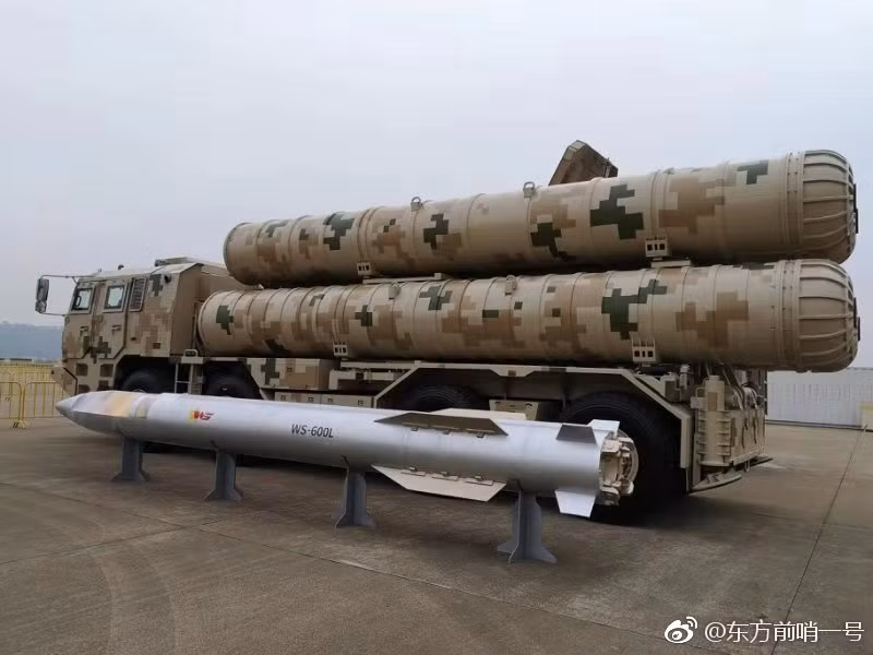 Quả thực, các hình ảnh chụp các góc cạnh khác nhau của tổ hợp tên lửa “lạ” này sau đó cho thấy nó giống hệt xe phóng tự hành của S-300, S-400 hay HQ-9, quả đạn cũng lớn bất thường trông có vẻ đạt tầm bắn lớn. Thế nhưng… Nguồn ảnh: Sina