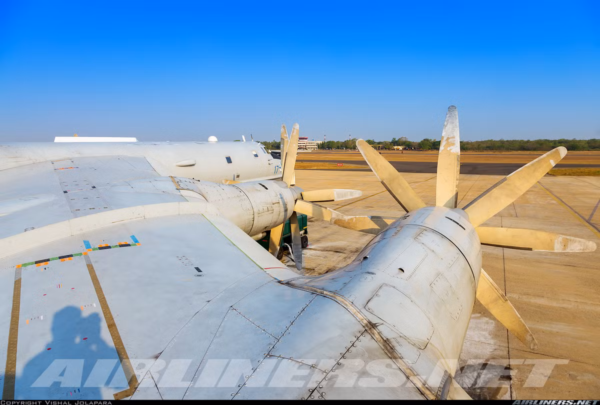 Đáng sợ hơn, chắc chắn người Mỹ cũng phải biết rằng Tu-142 là máy bay tuần tra săn ngầm tầm xa, hạng nặng được phát triển trên cơ sở máy bay ném bom chiến lược Tu-95 của Không quân Nga. Nguồn ảnh: Airlines.net