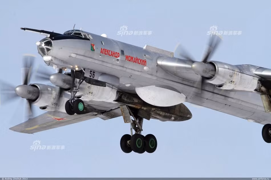 Ngoài ra, Tu-142 có thể mang số lượng lớn phao thủy âm phát hiện, theo dấu tàu ngầm đối phương. Theo các nguồn tin, chỉ trong thời gian ngắn, một chiếc Tu-142MK có thể bố trí 64 phao thủy âm RGB-75 và RGB-15. Nguồn ảnh: Airlines.net