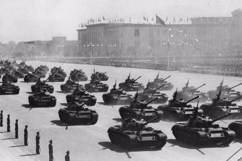 Type 59 được coi là một trong những loại xe tăng “huyền thoại” của Trung Quốc với số lượng chế tạo tới 9.500 chiếc, xuất khẩu thành công tới hàng chục quốc gia trên thế giới. Ngày nay, tuy Type 59 lạc hậu hơn nhiều so với Type 96/99, thế nhưng Trung Quốc tiếp tục tung ra hàng loạt phiên bản cải tiến với nhiều “option” khác nhau nhằm tìm kiếm thêm các cơ hội mới trên thị trường vũ khí đầy tiềm năng. Nguồn: Sina