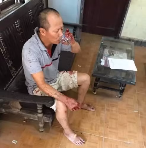 Sau khi gây ra vụ thảm sát, Đông quay về nhà, thản nhiên uống nước và có ý định tự tử bằng điện tại nhà tắm.