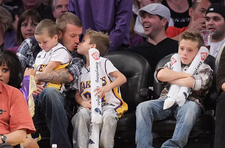 David Beckham âu yếm hôn môi cậu con trai Romeo khi cùng Cruz, Romeo và Brooklyn đi xem một trận đấu bóng rổ.