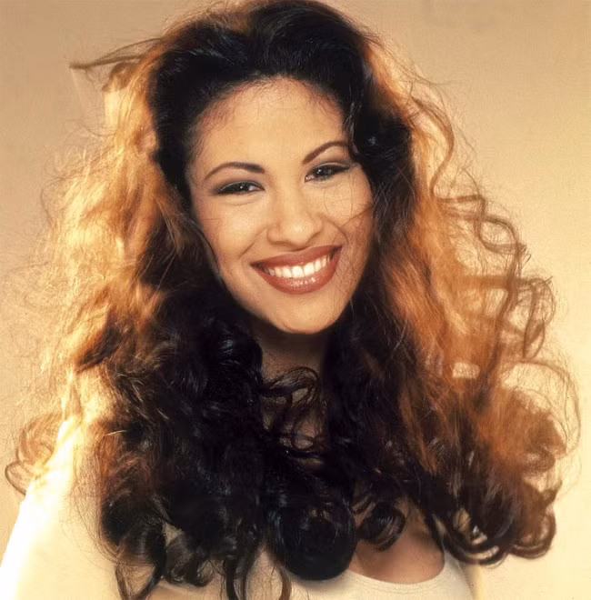 Ngày 31/3/1995, khi nữ ca sĩ Selena gặp quản lý fan club mới, Yolanda Saldivar, người này đã bắn chết cô. Tại nhà của Saldivar, nhà chức trách tìm thấy một cái hòm áo quan chứa đủ poster, nến và video được cho là chuẩn bị trước cho cái chết của Selena. Saldivar đã bị kết án tội giết người và bị kết án tù chung thân.