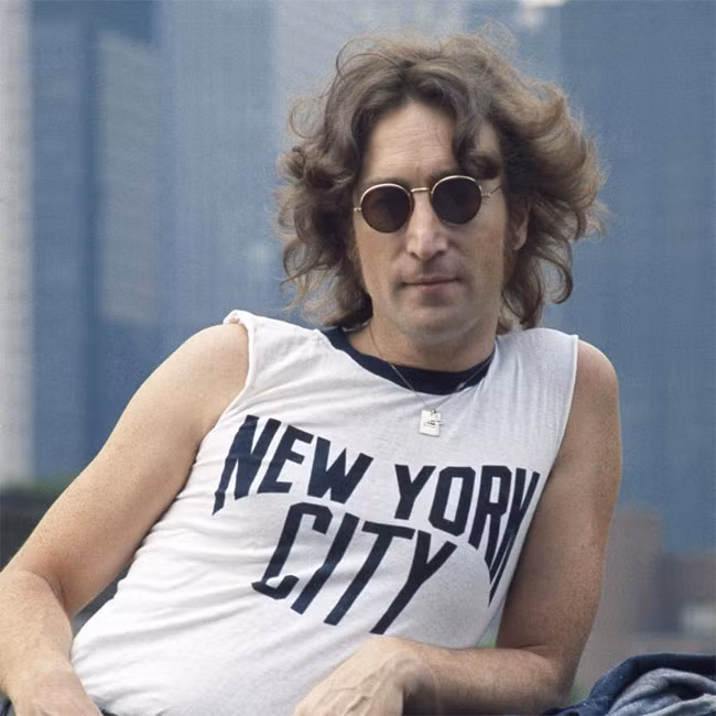 Ngày 8/12/1980, John Chapman lảng vảng trước cửa nhà John Lennon. Đến khoảng 10h49 tối hôm đó, khi Lennon trở về nhà, Chapman đã bắn 5 phát súng vào ngôi sao ca nhạc, bốn phát súng đã trúng và giết chết Lennon. Tin cho hay Chapman đã bị ám ảnh bởi John Lennon và ám ảnh với ý định giết nam ca sĩ.