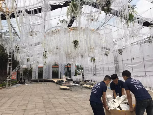 Người dân ở gần đám cưới chia sẻ, bố chú rể là một đại gia trong ngành nhập khẩu.