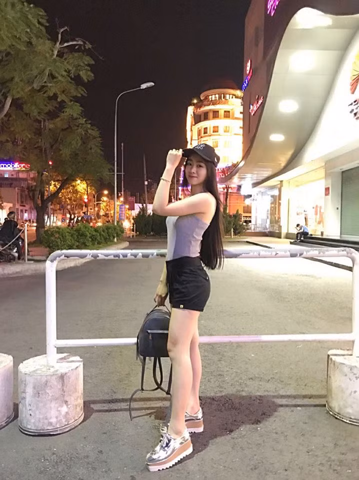 Phong cách ngày thường với đồ gym bó sát, quần siêu ngắn của cô gái Cần Thơ.