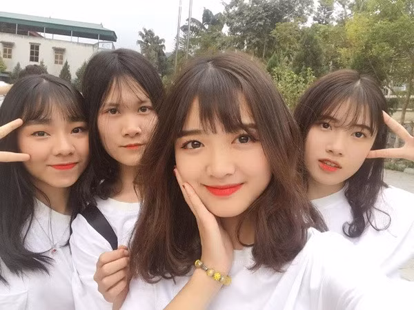 Cô gái nổi bật nhất trong dàn thiếu nữ không ai khác là Khánh Linh - chủ nhân các bức ảnh.