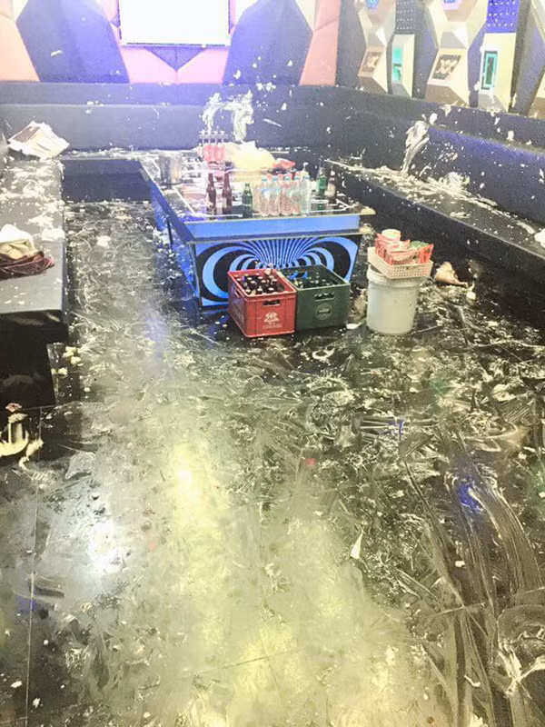 Trên một trang mạng xã hội, câu chuyện về quán karaoke bị khách hàng bôi bánh kem khắp trên bàn ghế, màn hình tivi khiến nhiều người kinh hoàng. Người chia sẻ hình ảnh bày tỏ sự băn khoăn: 'Cậu em mở quán karaoke, sau một hôm sinh nhật của khách'.