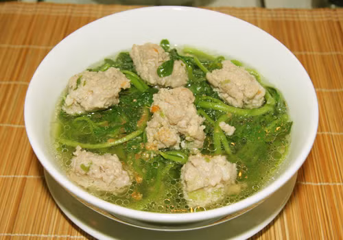Món canh có vị ngọt của sườn non và cà rốt, cùng với màu xanh bắt mắt của rau sẽ mang đến cho bữa cơm của gia đình bạn một bữa cơm ngon miệng.