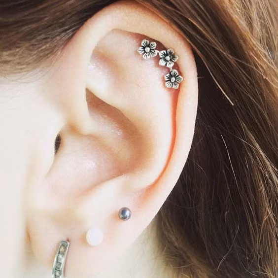 Bấm lỗ Helix. Đây là kiểu bấm lỗ đeo khuyên được giới trẻ yêu mến cuồng nhiệt, đặc biệt các fan nhạc rock.