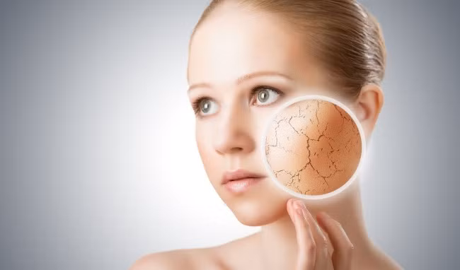 Bên cạnh đó, nếu uống quá ít nước thì làn da của bạn sẽ nhanh chóng bị lão hóa và bài tiết cũng kém hơn dễ mắc các bệnh viêm nhiễm ở bàng quang… Hãy phân chia lượng nước uống trong ngày một cách hợp lý. Ảnh: Getty. 
