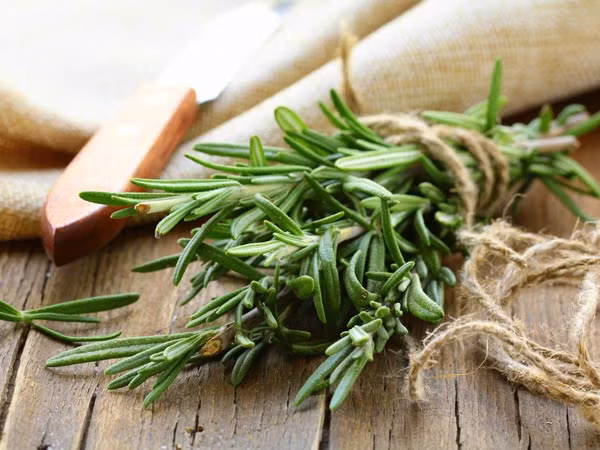  Bước 3: Thêm một muỗng cà phê lá hương thảo khô, nửa muỗng cà phê cỏ xạ hương và một muỗng cà phê bột rễ marshmallow vào nồi tiếp tục đun nhỏ lửa thêm 5 phút.