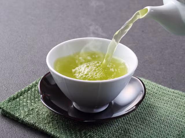 Ngoài ra uống trà xanh cũng có tác dụng tốt vì các chất polyphenol trong trà có thể chống lão hóa làm giảm nguy cơ bị nhồi máu cơ tim khá hiệu quả. Ảnh: Getty. (Thông tin trong bài chỉ mang tính chất tham khảo, vui lòng hỏi ý kiến bác sĩ khi sử dụng.)