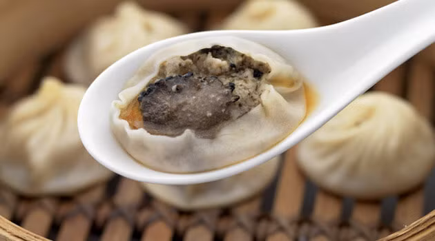 Bánh bao nhân hải sản: Đúng như tên gọi loại bánh bao này có nhân được làm từ hải sản. Một lần trải nghiệm món bánh này đảm bảo bạn khó lòng quên được vì hương vị mới lạ, độc đáo của nó. Ảnh: Monngonmoingay.