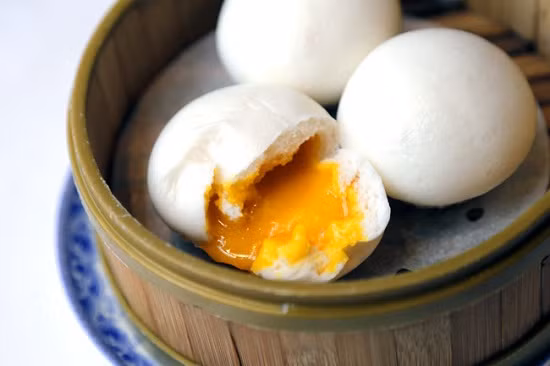 Bánh bao kim sa: Điểm khác biệt của loại bánh này chính là phần nhân trứng sữa béo, thơm vô cùng đặc biệt. Chỉ cần một lần nếm thử, bạn sẽ bị chinh phục ngay bởi món bánh bao độc lạ này. Ảnh: Monan9.