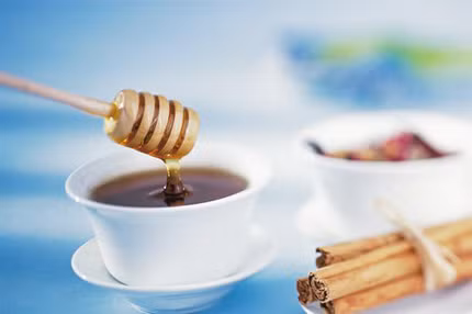 Uống hỗn hợp mật ong quế: Khi thấy cơ thể có dấu hiệu của cảm lạnh bạn hãy pha 1 cốc mật ong và dầu quế hoặc ngâm 1 thanh quế vào cốc nước nóng sau đó cho thêm 1 thìa mật ong để uống.