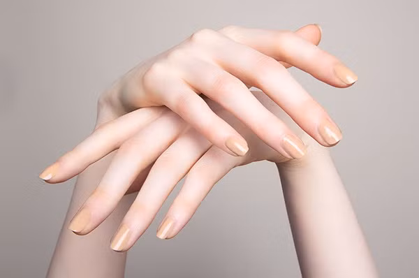 Màu nude là lựa chọn không thể bỏ qua cho những cô nàng nữ tính dịu dàng.