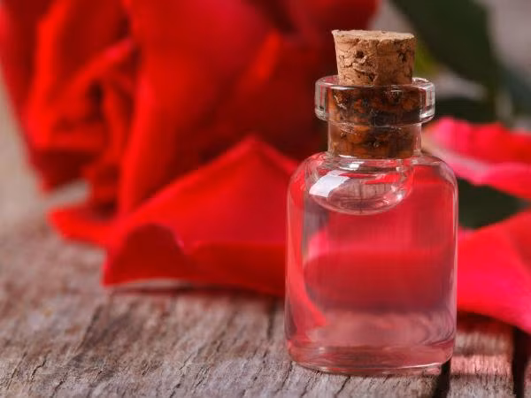 Tinh dầu hoa hồng có nhiều thành phần tốt giúp làm sạch và nuôi dưỡng da. Bạn có thể sử dụng tinh dầu hoa hồng bằng cách lấy một chút tinh dầu hòa với chanh và massage mặt sau khi đã rửa sạch mặt và để qua đêm.