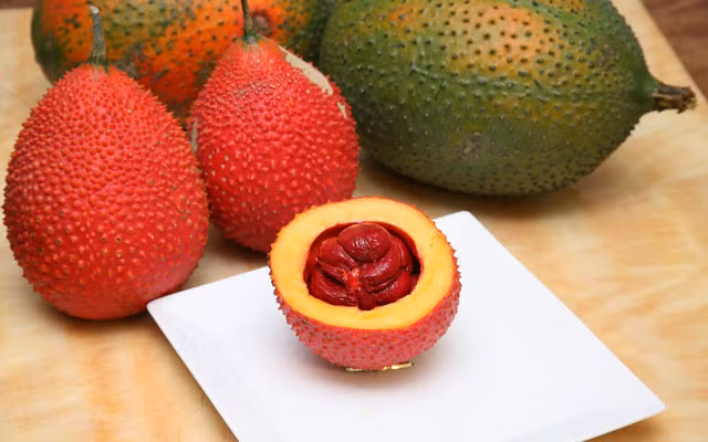 Bạn chỉ nên dùng hạt gấc để xoa bóp và bôi ngoài da tránh ăn uống phải hạt này nếu không có chỉ định. Nguồn ảnh: Nông sản VN.