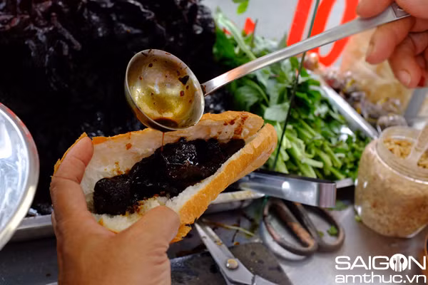 Bánh mì bò khô đen.