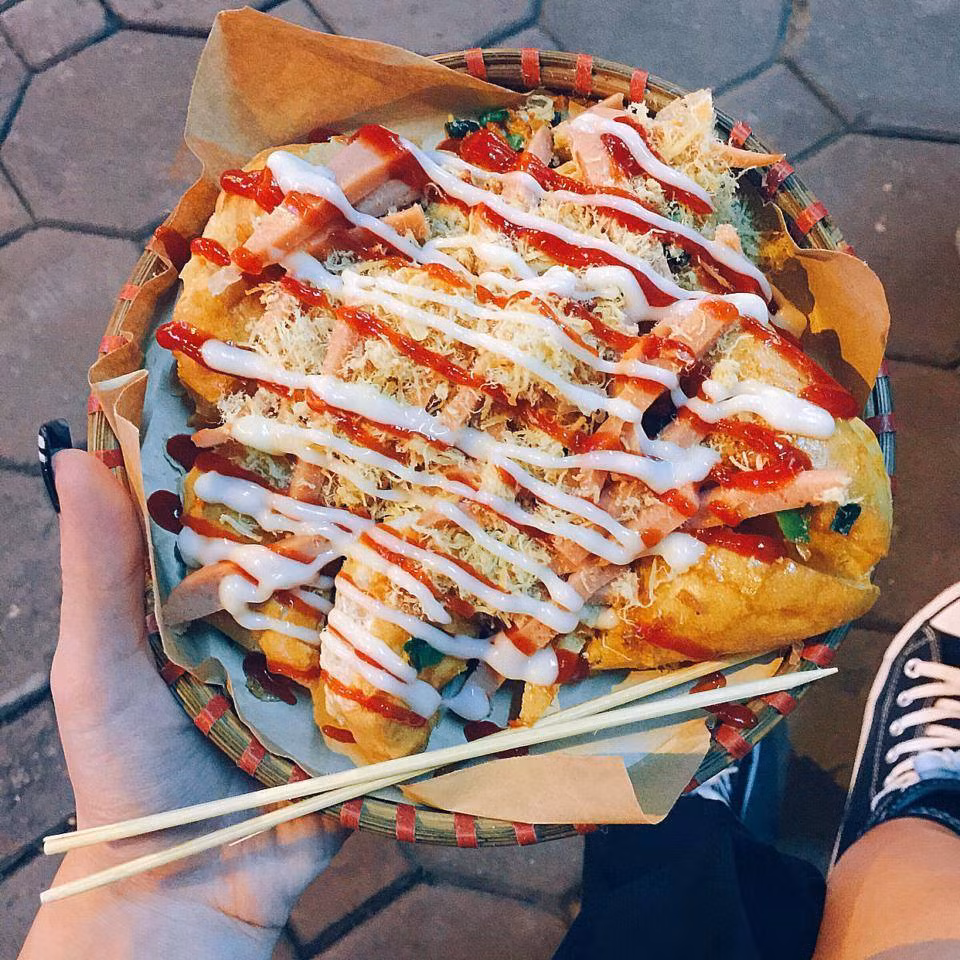 Bánh mỳ nướng muối ớt xúc xích.