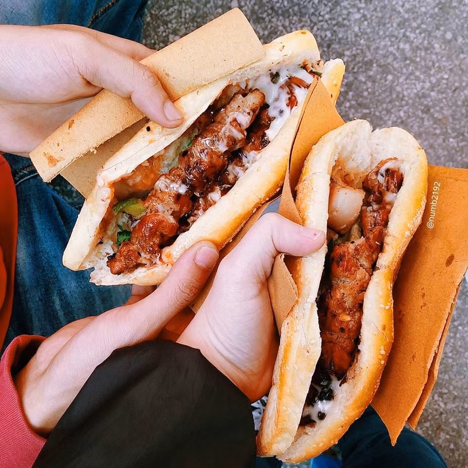 Bánh mì thịt xiên nướng.