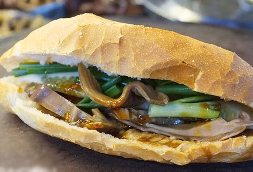 Bánh mì kẹp dạ dày lợn nướng.