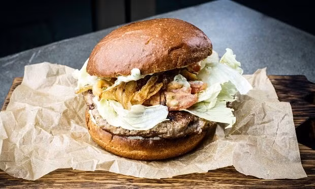 Bánh mì kẹp côn trùng. Nguồn ảnh: Facebook món ngon Hà Nội, Foody.