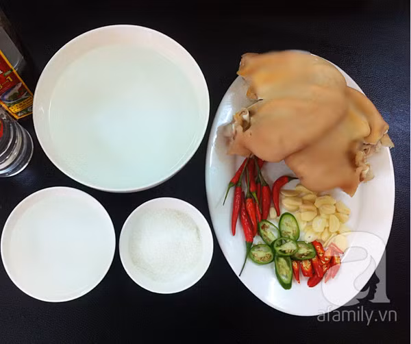 Chuẩn bị nguyên liệu gồm: Tai heo, nước mắm ngon, tỏi, đường, dấm và pha nước ngâm thịt phù hợp theo khẩu vị của gia đình chứ không nhất thiết phải tuân theo tỉ lệ có sẵn sau đó bỏ tai heo đã thái vào ngâm là bạn đã hoàn thành một món ăn ngon cho ngày Tết. Ảnh: Afamily.