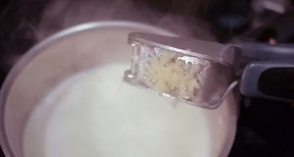 Sau khi cắt xong tỏi bạn cho tỏi đó vào trộn trong sữa rồi đun sôi với lửa nhỏ trong 15 phút. Một cách khác đó là ngâm tỏi trong sữa khoảng 2 tiếng.