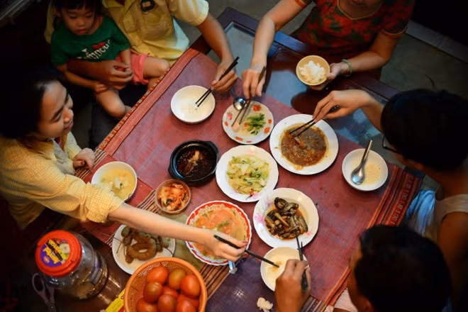 Người Hàn Quốc khi ăn cơm cũng kiêng dùng đũa chọc chọc vào thức ăn vì họ cho rằng việc làm đó gợi nhắc tới đám tang, điềm rủi và chết chóc.