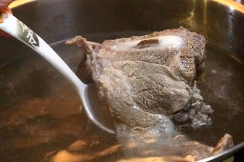 Dưới đây, là mốc thời gian chuẩn nhất khi ninh nấu xương: với xương gà, xương lợn không ninh quá 6 giờ, xương bò không ninh quá 10 giờ, hải sản không ninh quá 45 phút. Nguồn ảnh: Rend, Vào bếp.