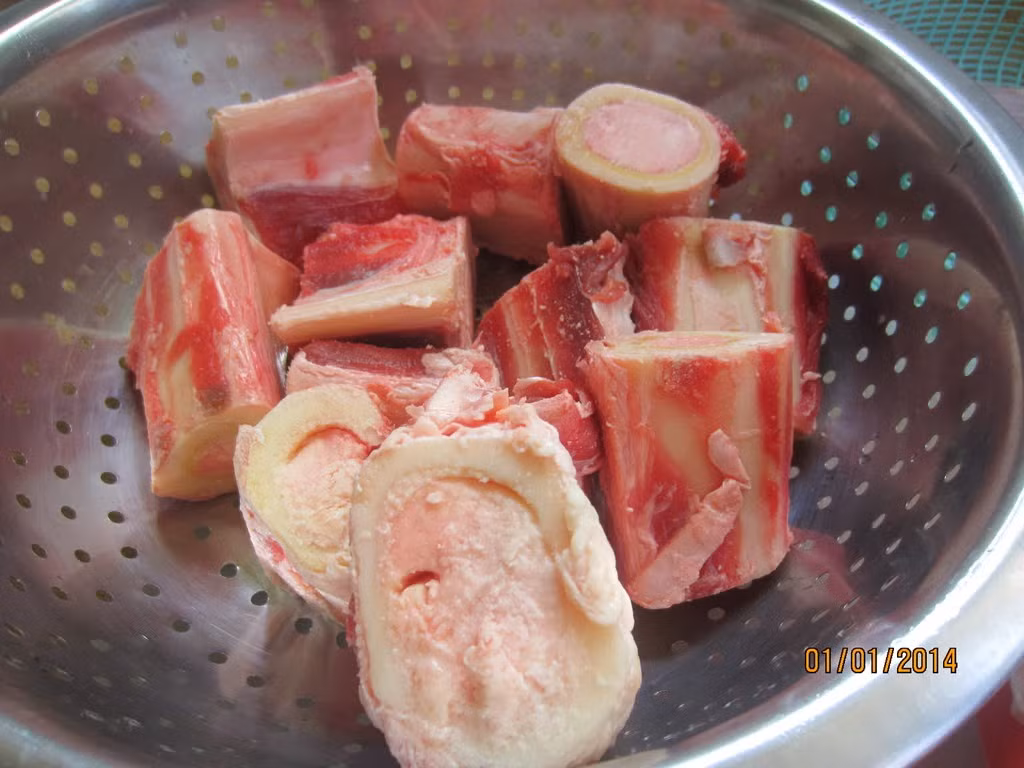 Làm sạch xương trước khi ninh xương rất quan trọng. Bước này sẽ giúp nước xương trong hơn, ít bọt và thơm ngon hơn.