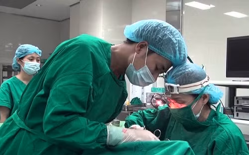 Nặng hơn một chút người bệnh có thể bị nhiễm khuẩn, thay đổi giọng nói, mất giọng... Tỷ lệ những tai biến này chiếm khoảng 14%.