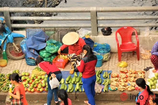 Anh Nguyễn Văn Điều ( công nhân KCN Tân Tạo) cho biết: “Vợ thường làm tăng ca đến 8 giờ tối với về, mình vừa đón con đi học về ghé qua chợ này mua thực phẩm. Chợ bày bán kiểu này rất tiện. Chỉ cần vài phút là mua xong thực phẩm cho gia đình bữa tối”.