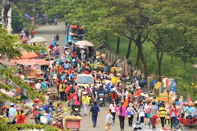 Ở khu chợ này, người bán kẻ mua đều là người lao động nghèo, công nhân thu nhập thấp. Việc bày bán bằng đĩa còn đem lại cho mọi người cảm thấy thoải mái, không o ép trong việc nâng giá , hay trả giá. Họ hiểu, cảm thông với nhau hơn về cuộc sống khốn khó qua những bữa cơm hằng ngày.