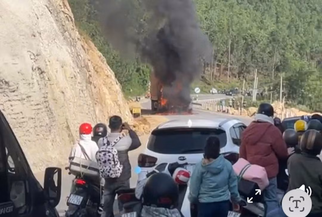 Xe đầu kéo cháy rụi trên đèo An Khê: Đã khơi thông ách tắc Xe dau keo chay rui tren deo An Khe: Da khoi thong ach tac