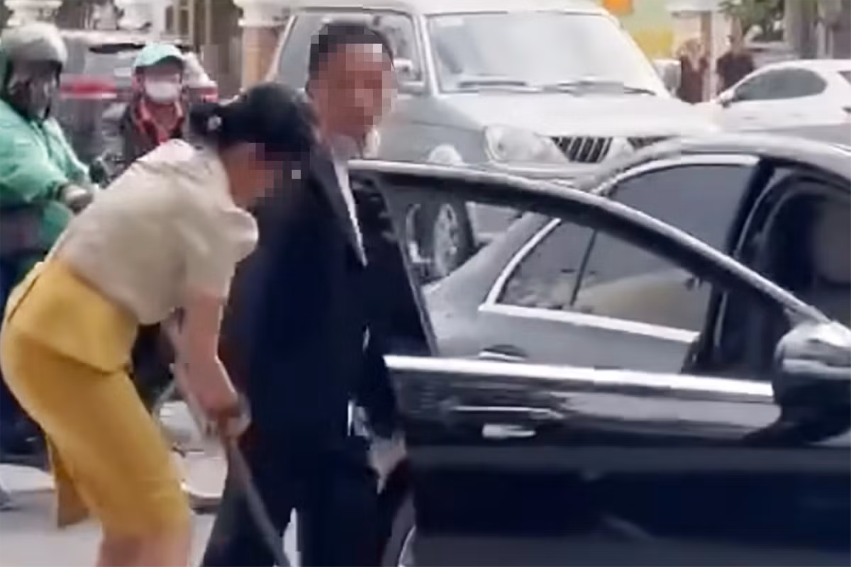 Tạm giam tài xế rút kiếm doạ chém nữ nhân viên ngăn hái hoa - Hình 3 Tam giam tai xe rut kiem doa chem nu nhan vien ngan hai hoa-Hinh-3