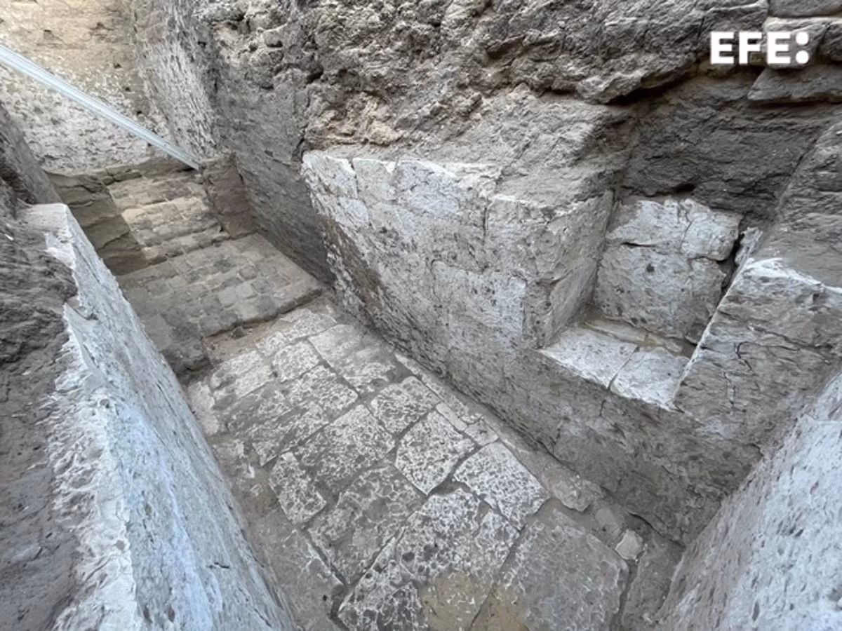 Ngôi mộ pharaoh này nằm sâu 7 mét dưới lòng đất, gồm phòng chôn cất bằng đá vôi và các hầm bằng gạch bùn cao khoảng 5 mét.(Ảnh: efe)