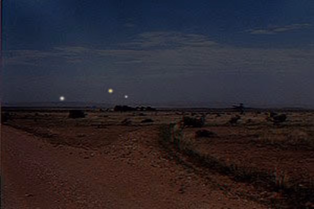 Đèn Marfa đã trở thành biểu tượng của thị trấn, thu hút đông đảo khách du lịch và góp phần thúc đẩy kinh tế địa phương.(Ảnh:Marfa, Texas Chamber of Commerce)
